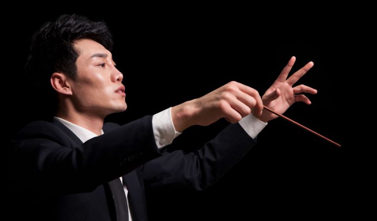 Are conductors better with or without a baton?