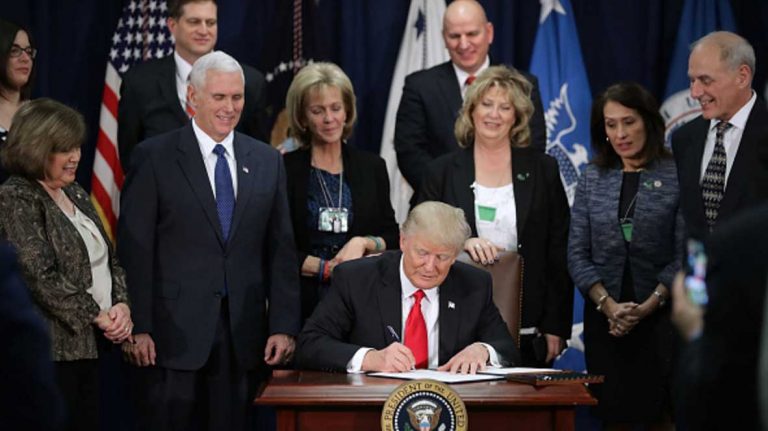 Trump orders the building of a border wall