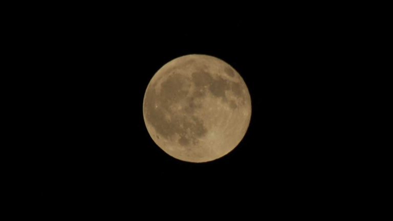 Moon begins to wane ahead of eclipse