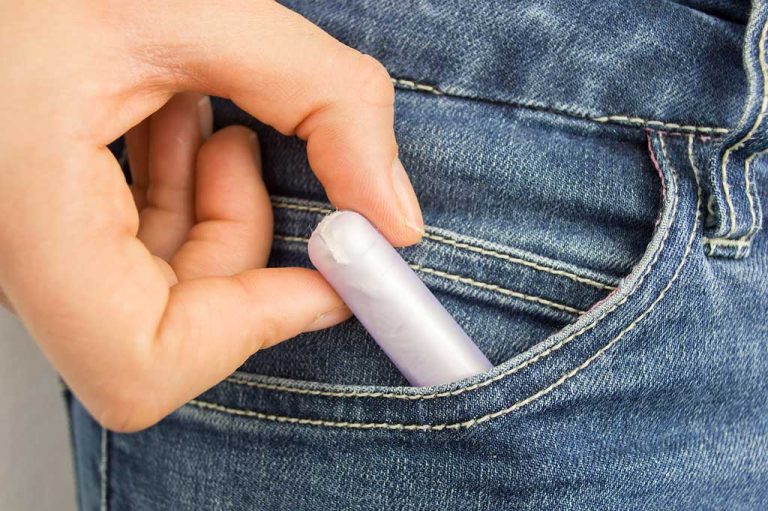 Feminine hygiene products available in IL schools