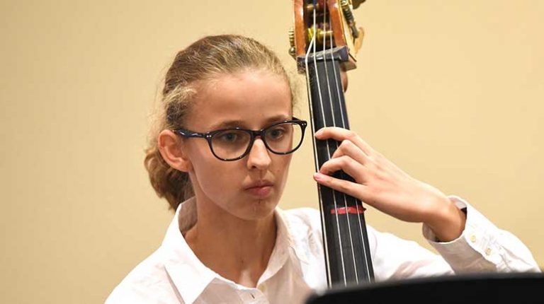 Yumi Hogan honors young artists in Md.