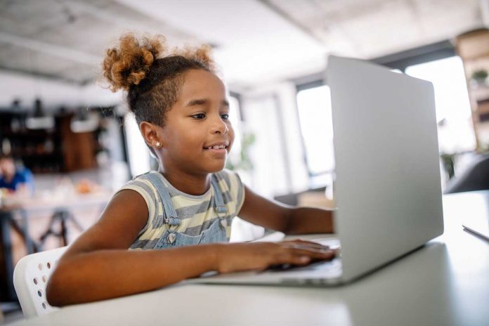 girl_computer_table