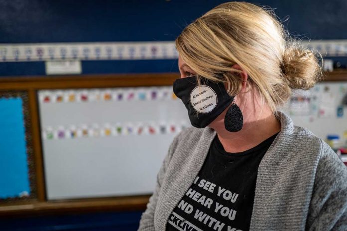 des-moines-teacher-mask