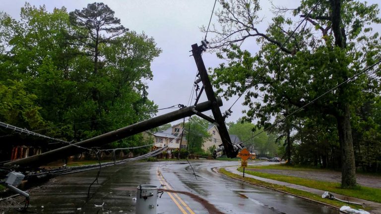 Deadly tornadoes rip IL, 5 other states