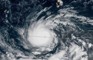 2nd Hurricane Nearly Misses as Hawai’i Cleans Up